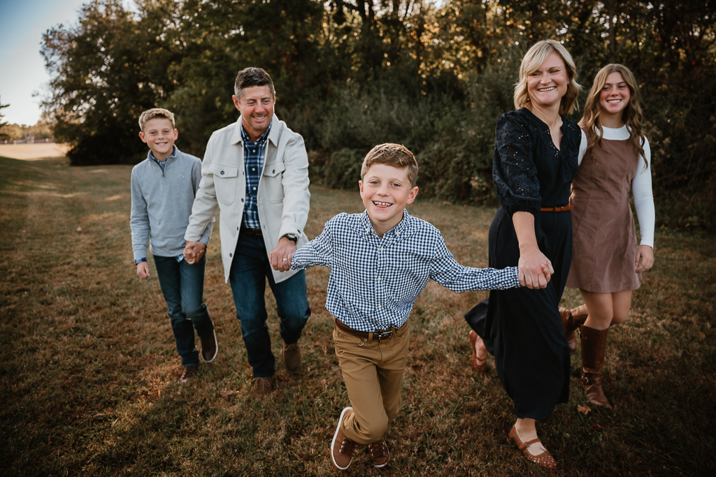kid pulling family during family pictures