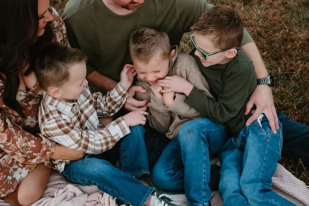 kids playing at family photos in the quad cities area